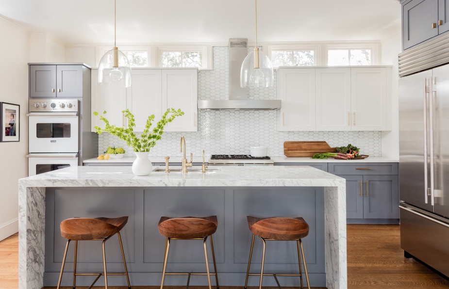 (2025) 50+ Grey and White Kitchen Design Ideas & Tips PVC Floorboards and Glass Tile Backsplash in Transitional Kitchen