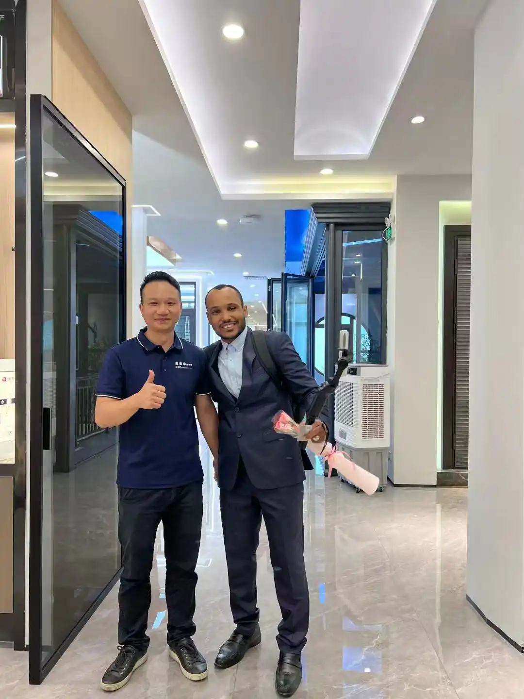 Window consultant and buyer in front of the windows sample in a Foshan showroom
